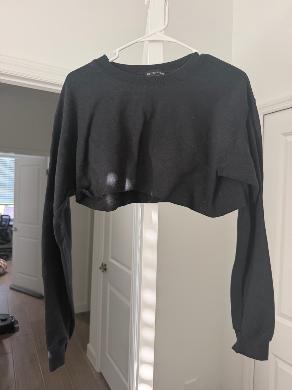 PrettyLittleThing Black Cropped Long-Sleeve Sweatshirt